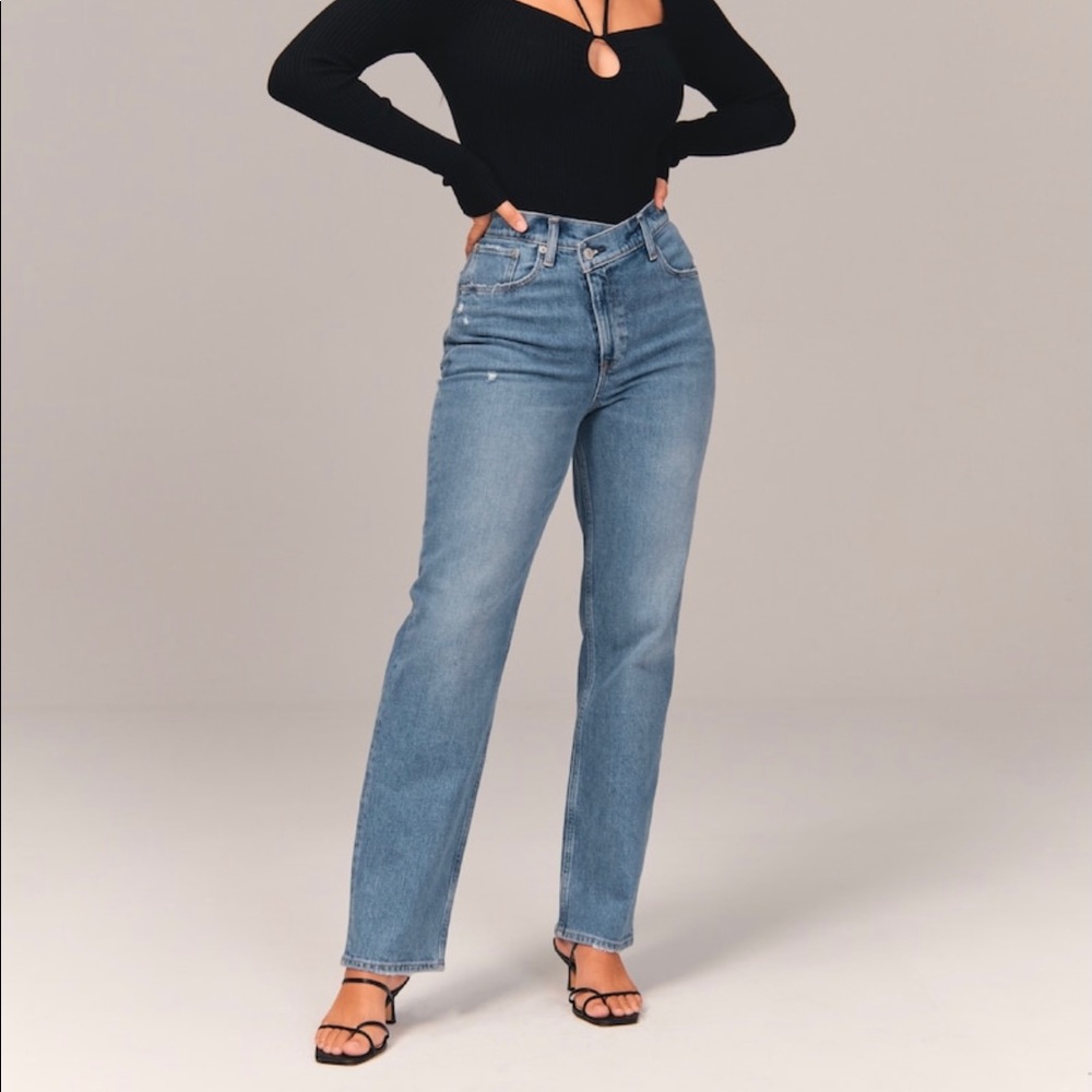 Abercrombie women’s jeans: Curve Love 90s Ultra High Rise Straight Jeans